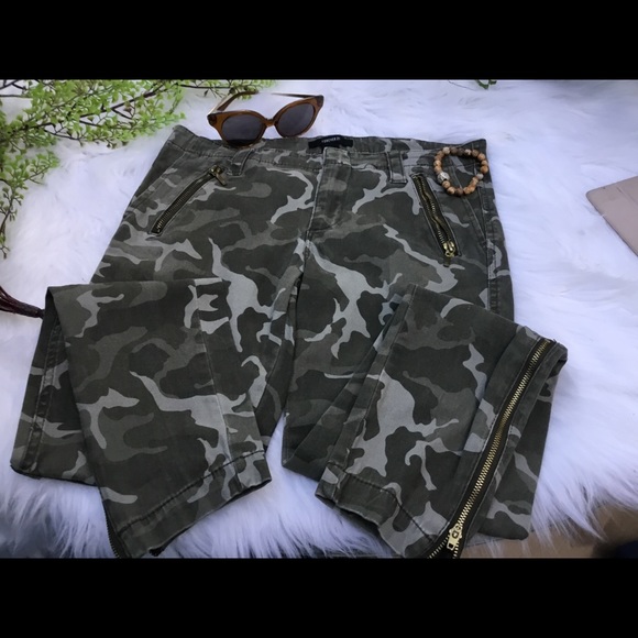 Forever 21 Women’s Distressed Camo skinny pants - Picture 2 of 8